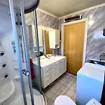 Charming House Near Centre & Senja! Дом отдыха Финнснес