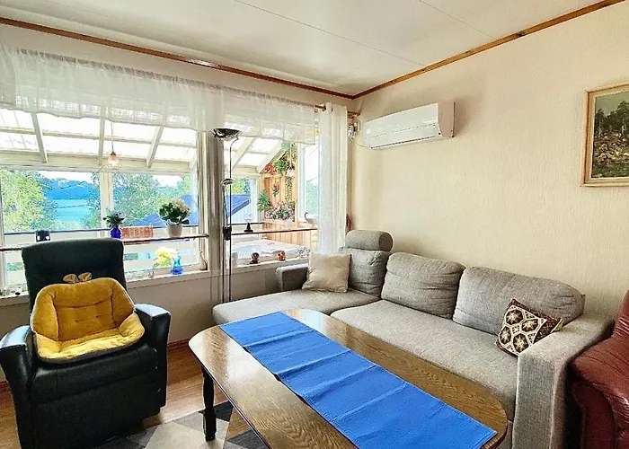 Charming House Near Centre & Senja! Ferienhaus *